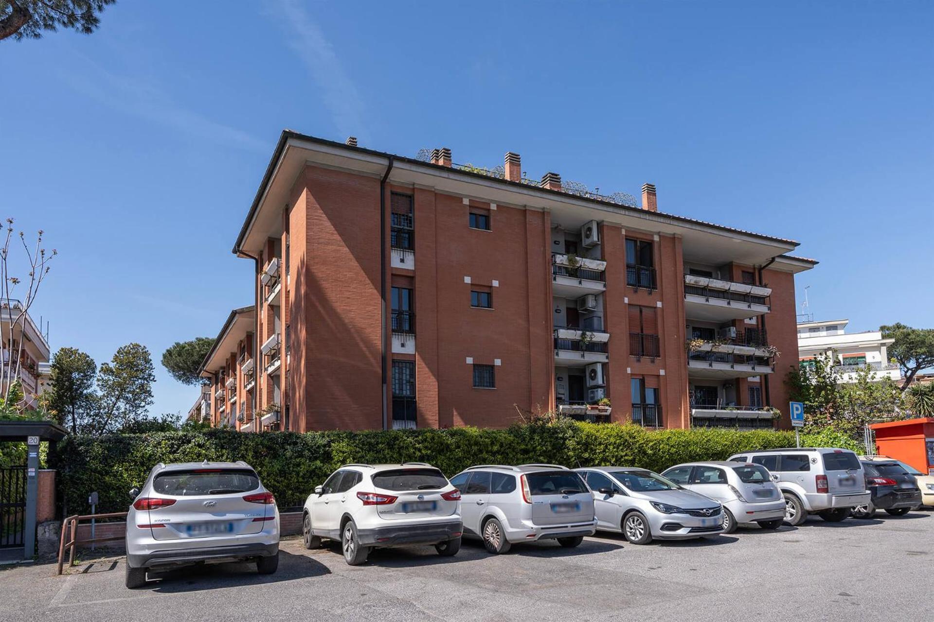 Pictadomus-magenta - Fermata Metroa A 300 Mt Roma